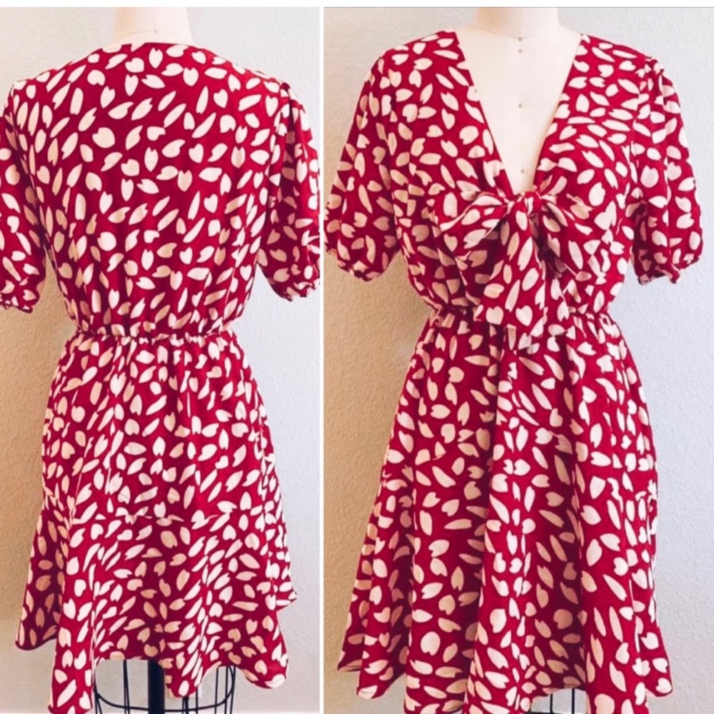Retro-inspired mini dress with bow. (M)